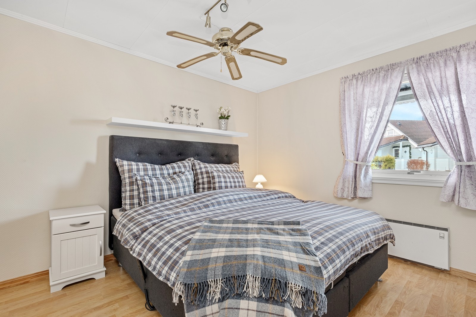 Hovedsoverommet er romslig med plass til dobbeltseng og har laminatgulv. Galleribilde