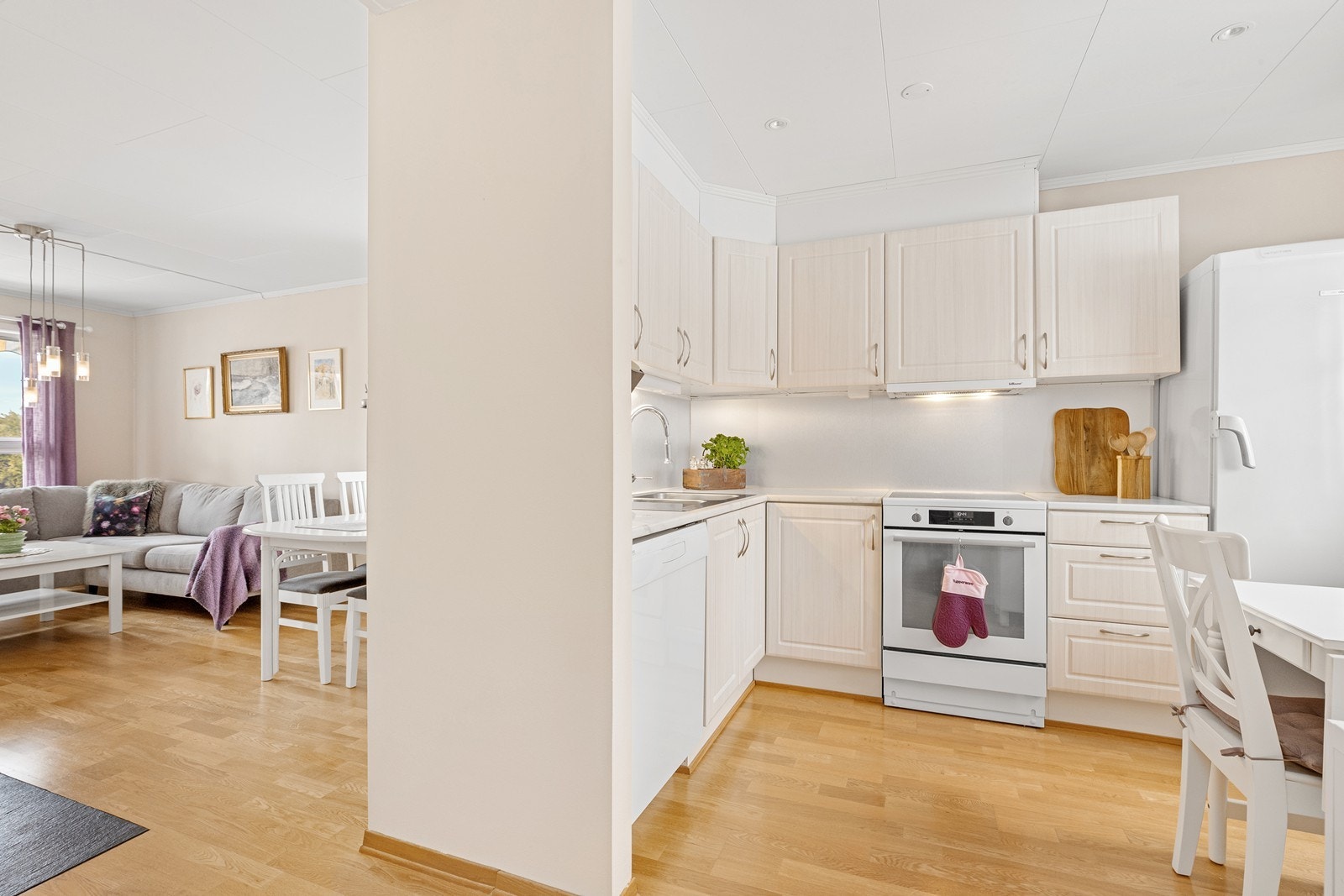 Kjøkkenet ligger i delvis åpen løsning mot stuen, noe som skaper en fin flyt i boligen. Galleribilde