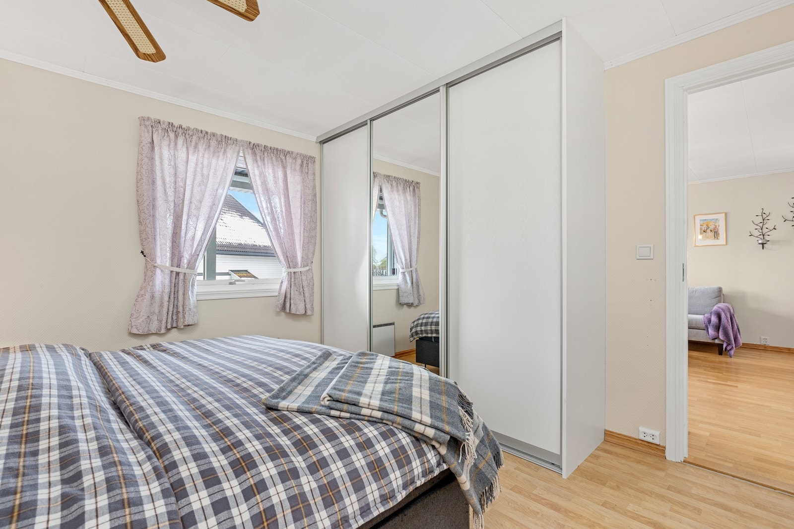 En stor skyvedørsgarderobe fra 2014 gir rikelig med oppbevaringsplass. Galleribilde