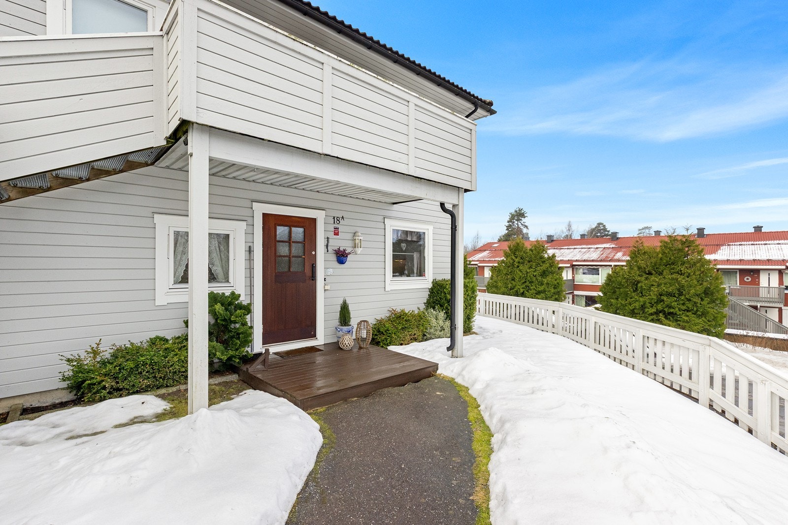 Asfaltert adkomst og det er en overbygget platting ved inngangsdøren. Galleribilde