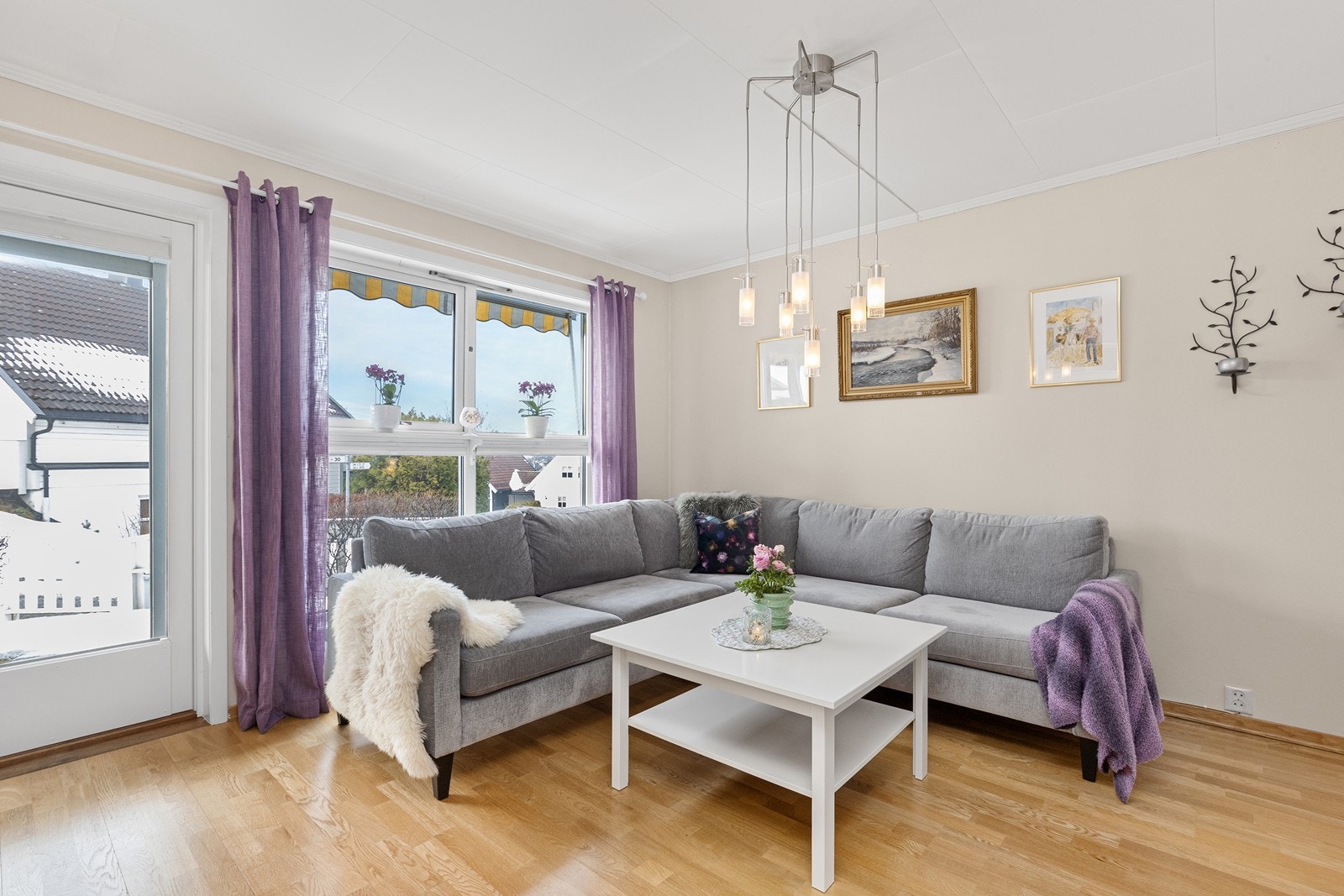 Terrassedøren gir en sømløs overgang mellom inne- og uteområdet på varme dager. Galleribilde