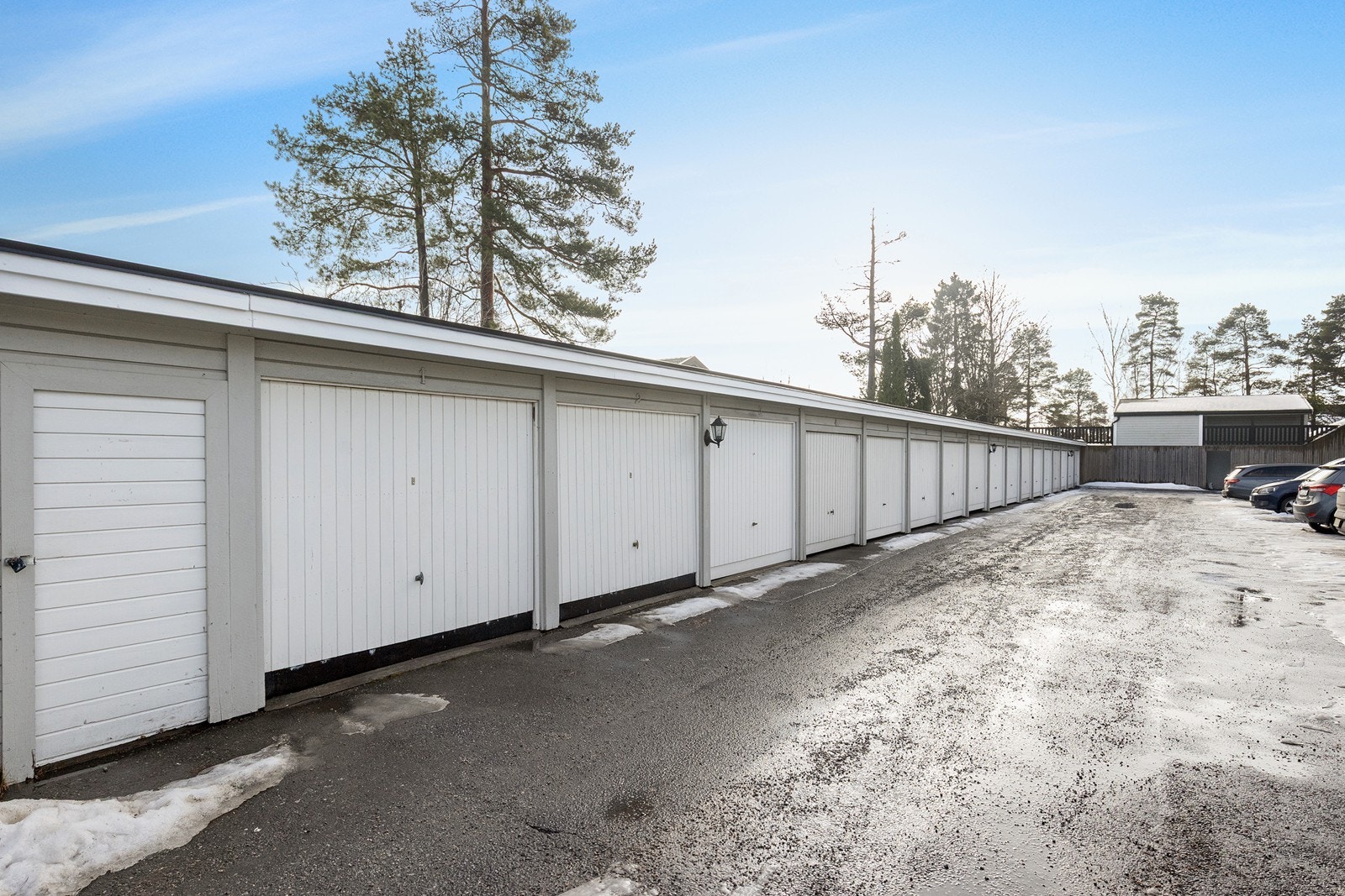 Det medfølger en egen biloppstillingsplass i felles garasjerekke. Sameiet planlegger for el-billadere. Galleribilde