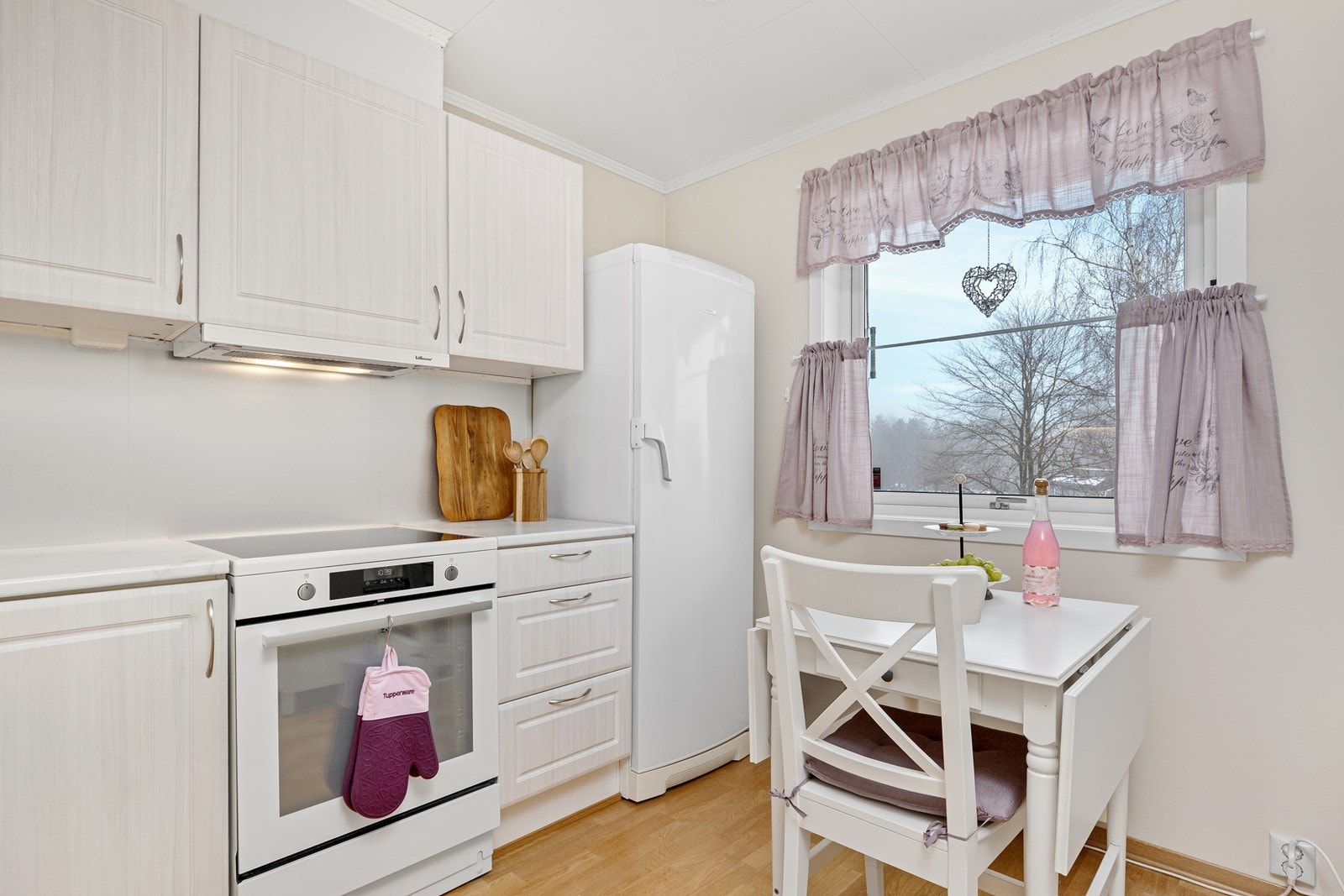 Her er det godt med skapplass og en liten spiseplass. Kjøkkenviften har ny motor fra 2024. Galleribilde