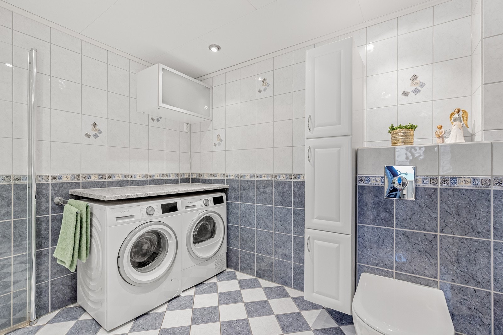 Baderomsinnredning, servant, dusjhjørne og vegghengt toalett ble fornyet i 2016. Galleribilde