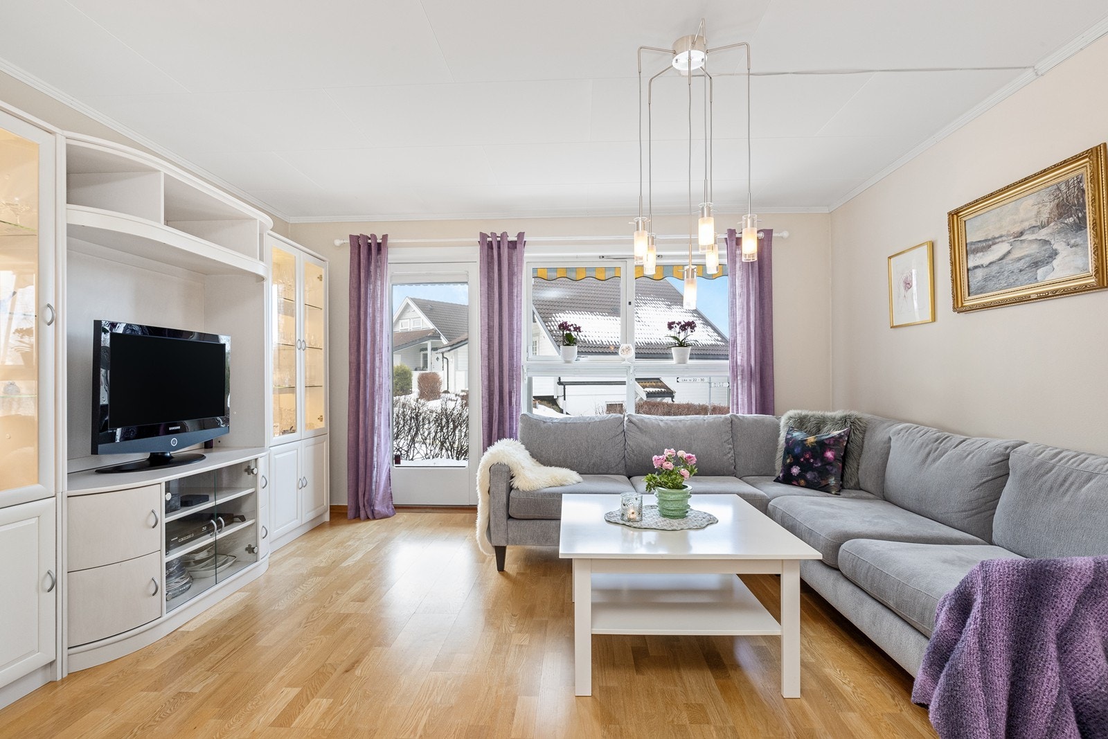 Store vindusflater gir gode lysforhold, og en manuell markise gir solskjerming ved behov. Stuen har parkettgulv fra 2006. Galleribilde