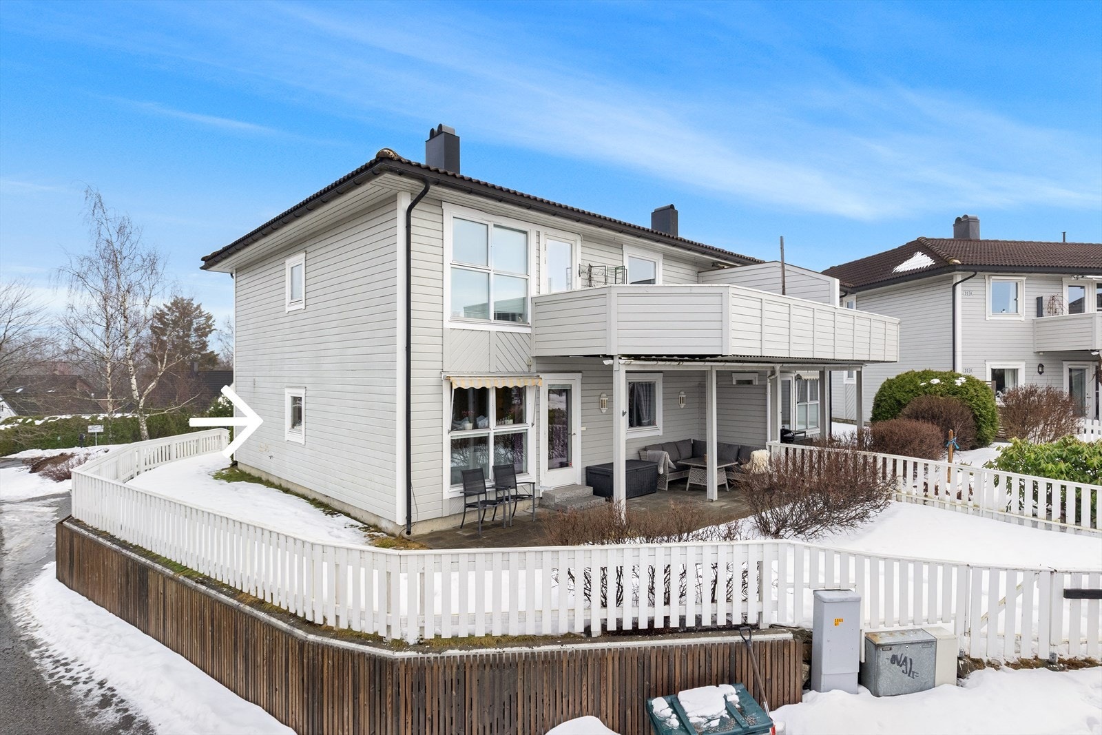 Leiligheten ligger fint til på bakkeplan i et veletablert og rolig boligsameie med kort vei til buss. Galleribilde