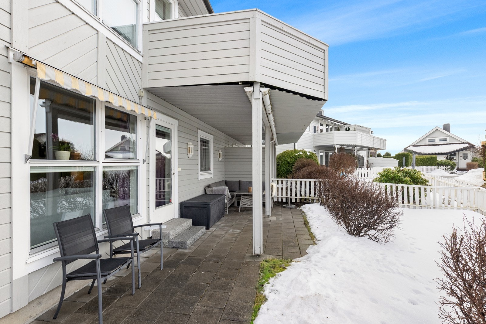 Den hellelagte uteplassen er lettstelt og gir god plass til utemøbler. Det overbygde arealet på ca. 14 m² forlenger utendørssesongen. Galleribilde