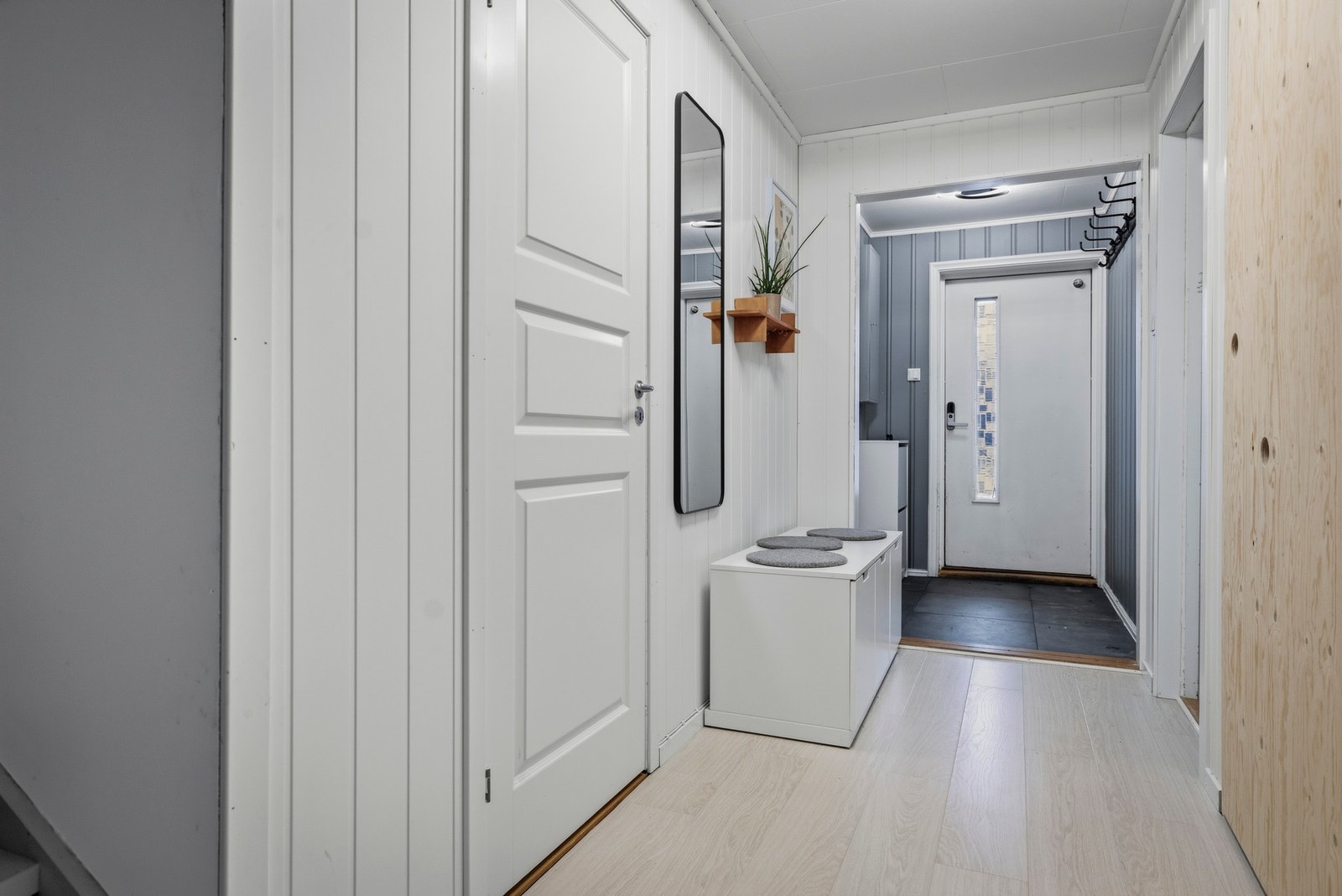 Hyggelig entré/gang som gir et godt førsteinntrykk og fungerer som det naturlige knutepunktet i boligen. Galleribilde