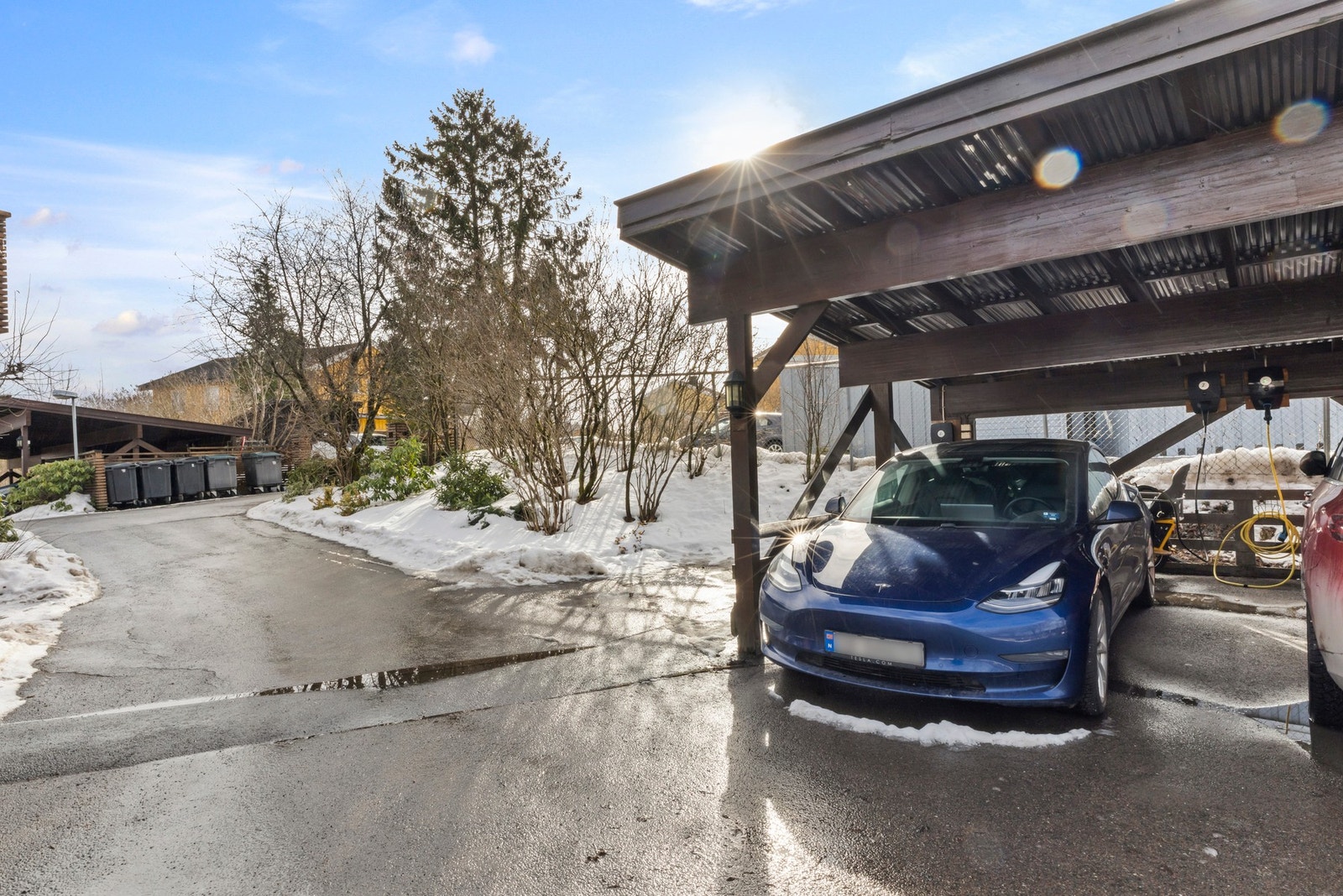 Det medfølger bruksrett til en carport med lader til elbil. Galleribilde