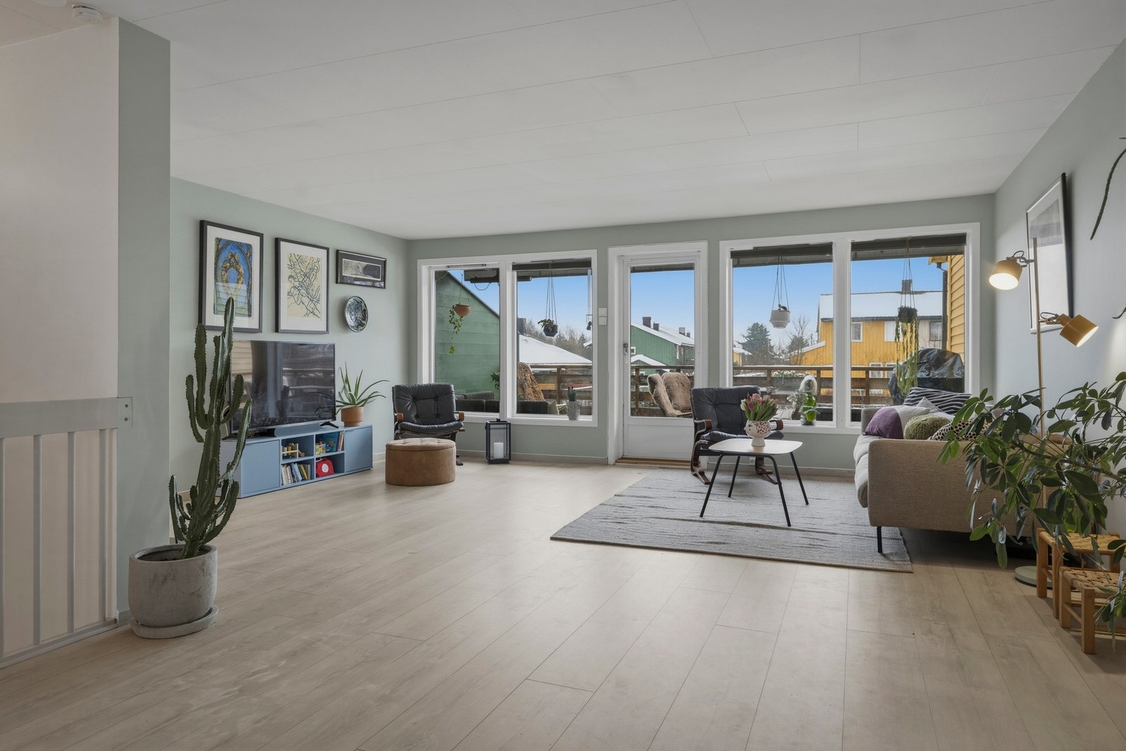 Stuen er lys og romslig med store vindusflater som gir rikelig med naturlig lys gjennom dagen, og skaper en god atmosfære. Galleribilde