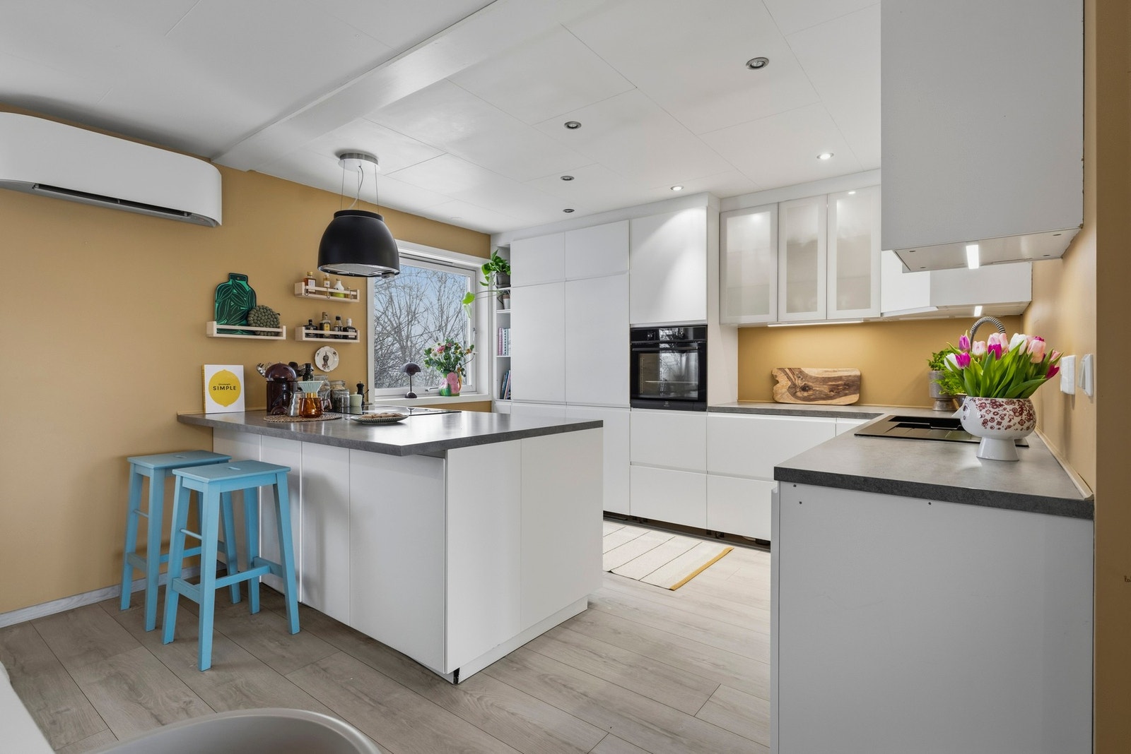 Romslig Ikea kjøkken med åpen løsning mot stuen. Galleribilde