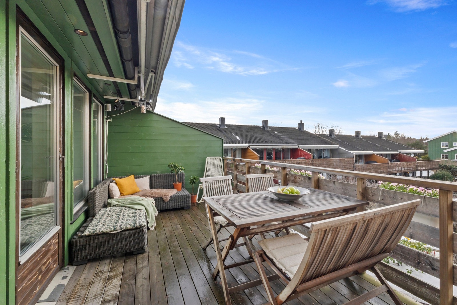 Her er det god plass til lounge, spisebord, grill, solstoler eller annet ønskelig utemøblement. Galleribilde