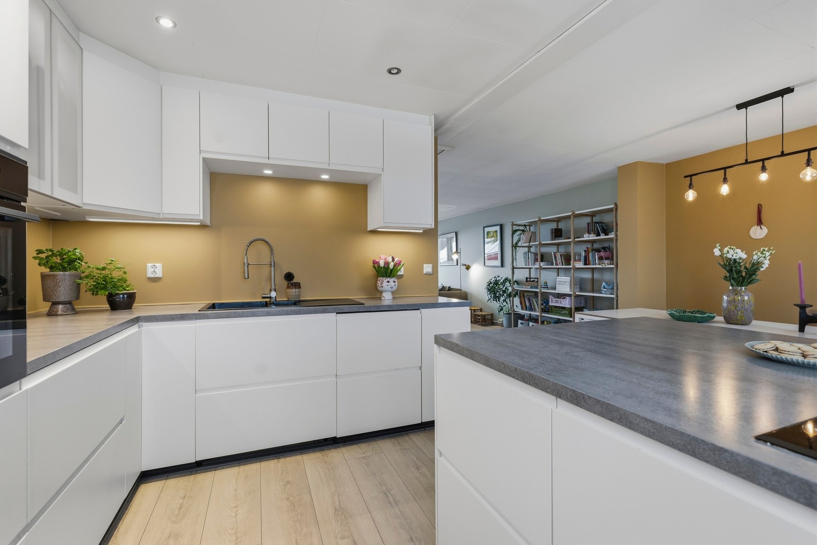 Her er det også en kjøkkenøy som gir det lille ekstra rommet og skaper en naturlig overgang mellom kjøkken og stue. Galleribilde