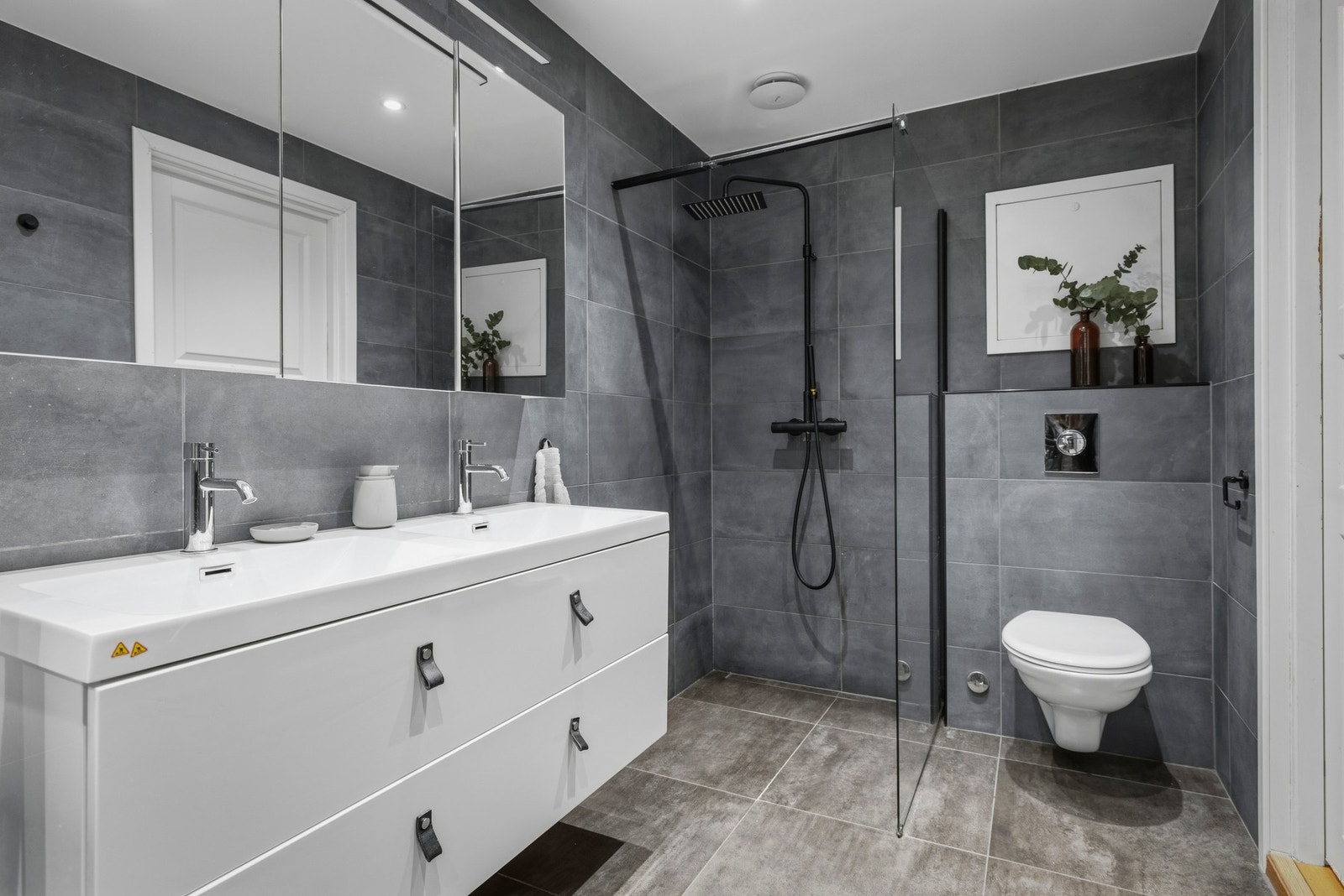 Badet har mekanisk avtrekk og har opplegg for både vaskemaskin og tørketrommel. Galleribilde