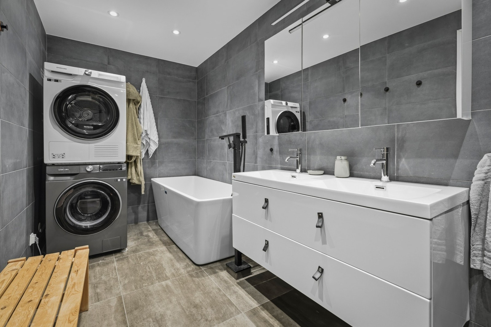 Romslig og pent flislagt bad. Galleribilde