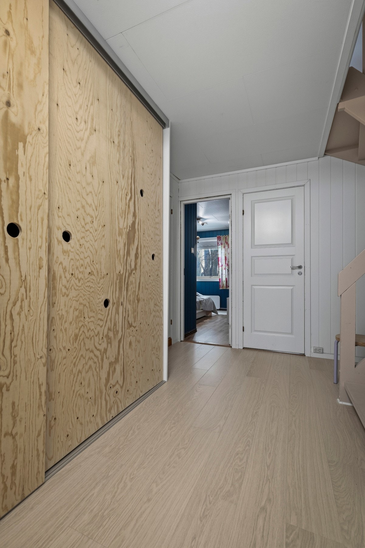 Entréen er innredet med et garderobeskap som gir en praktisk løsning for oppbevaring av yttertøy og sko, og bidrar til et ryddig og funksjonelt inngangsparti. Galleribilde