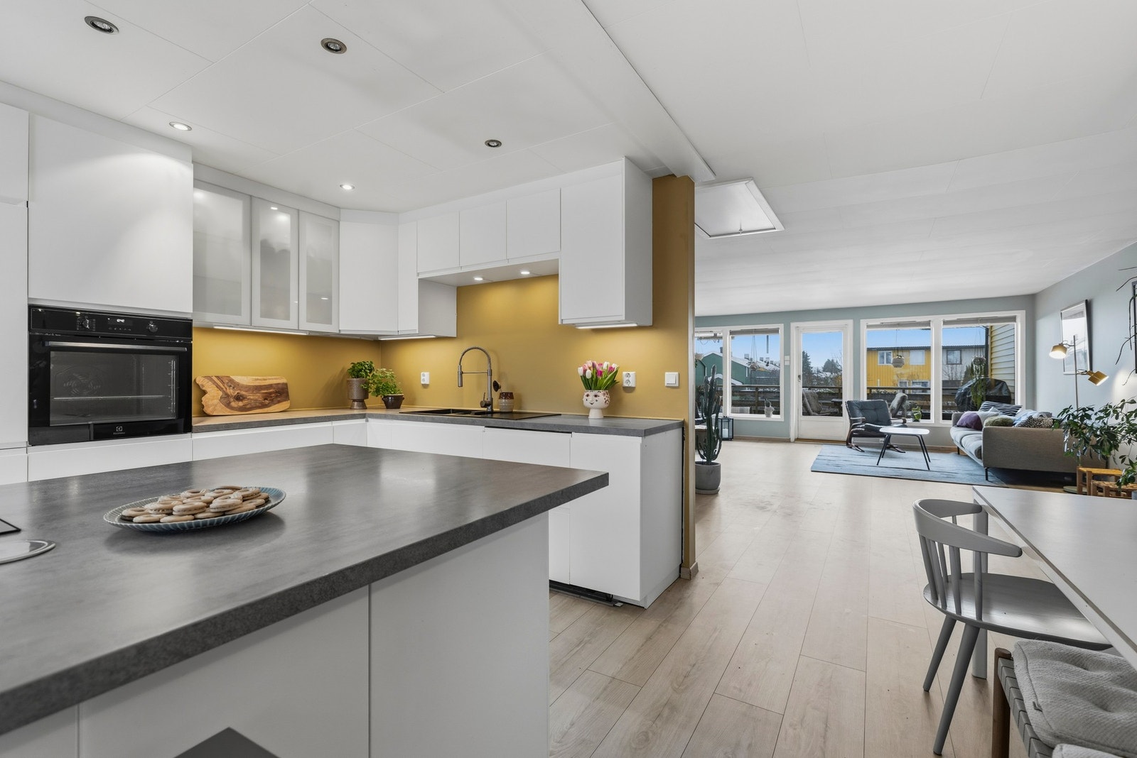 Kjøkkeninnredningen har glatte fronter og her er det rikelig med benkeplass samt gode oppbevaringsmuligheter i over- og underskap. Galleribilde