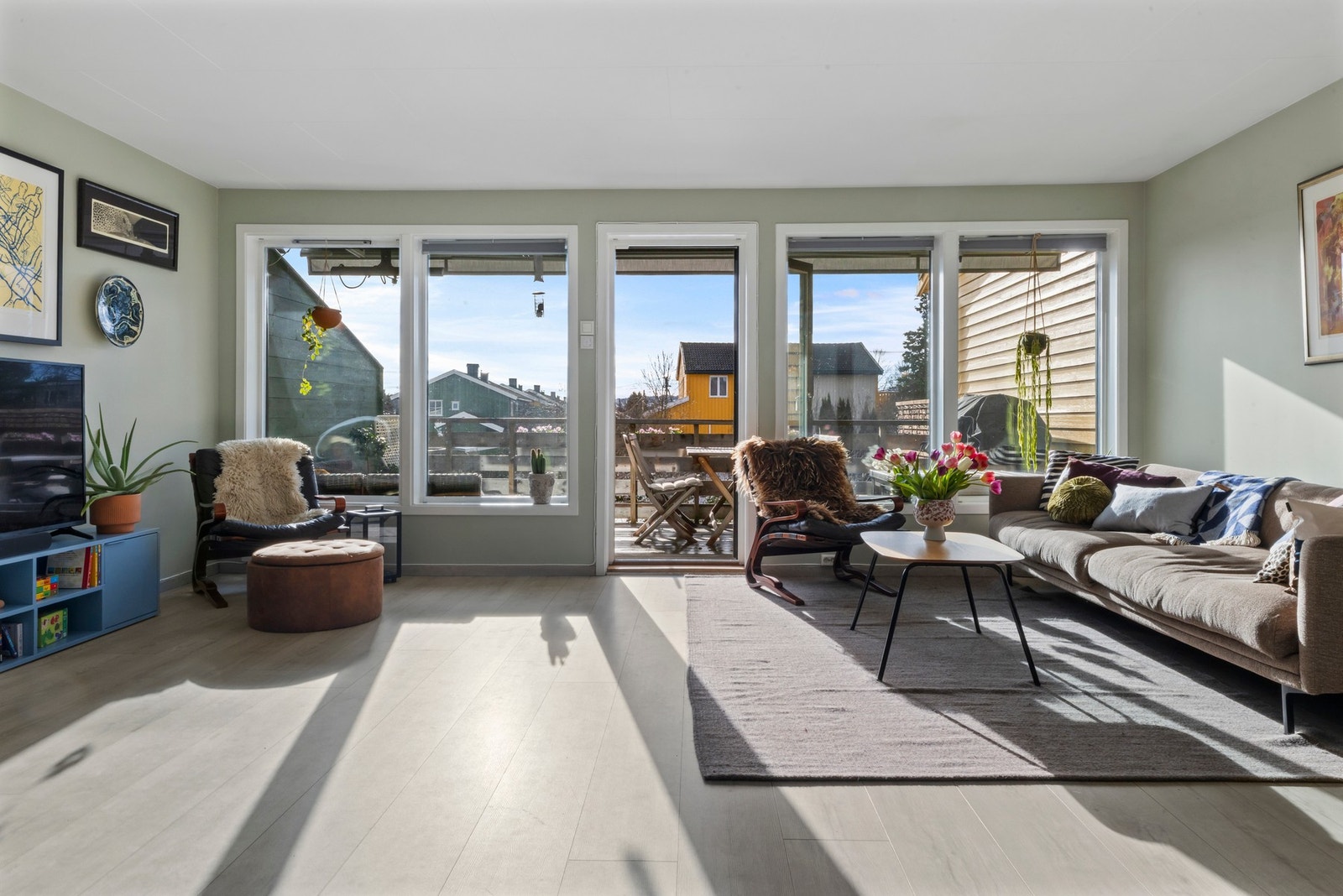 I enden av rommet er det utgang til en koselig veranda, som på sommerstid oppleves som en forlengelse av stuen. Galleribilde