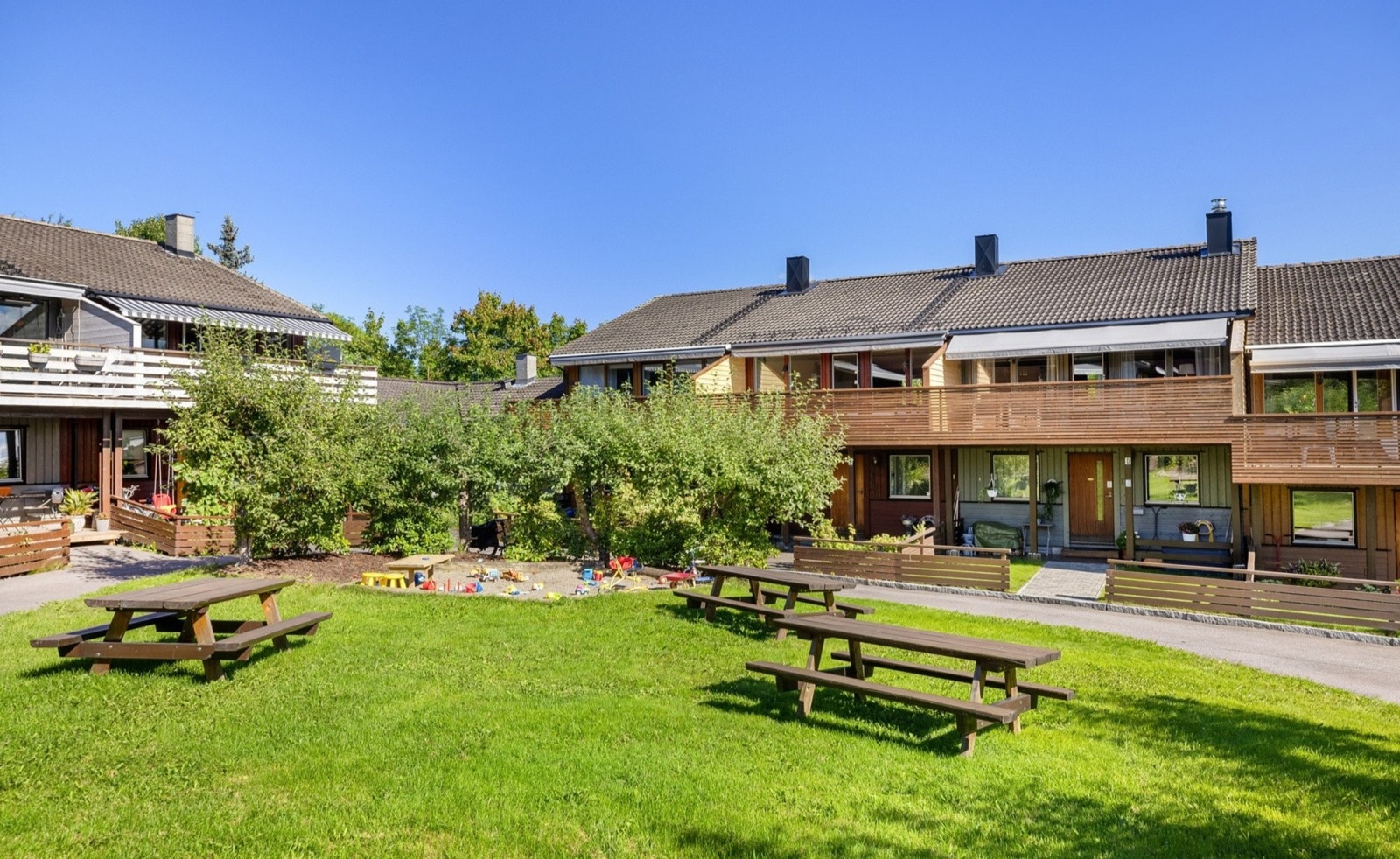 Flotte uteområder med store grøntarealer. Galleribilde