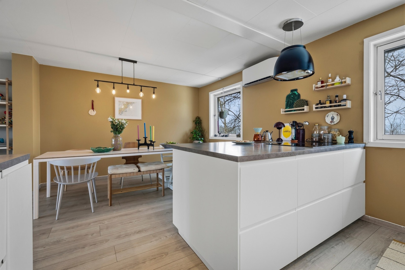 Kjøkkenet er innredet med integrerte hvitevarer som kjøleskap, fryseskap, oppvaskmaskin, induksjonstopp og stekeovn. Galleribilde