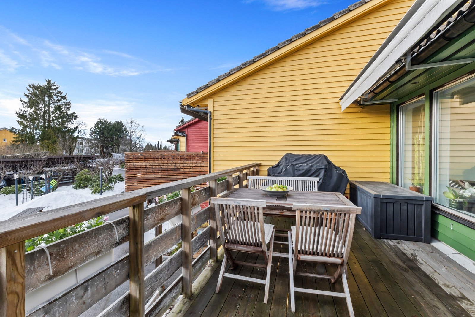 Moderne rekkehus beliggende i et attraktivt og barnevennlig boligområde på Fjellhus i Oslo. Galleribilde