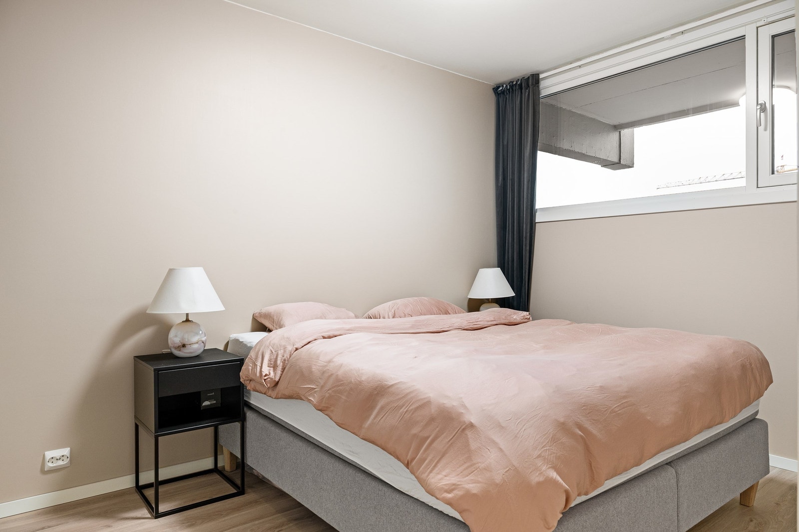 Romslig soverom med plass til garderobeløsning. Galleribilde