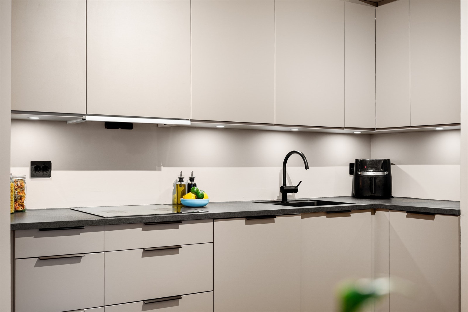 Det er også gode benkeflater og rikelig med skapplass i form av over- og underskap. Galleribilde