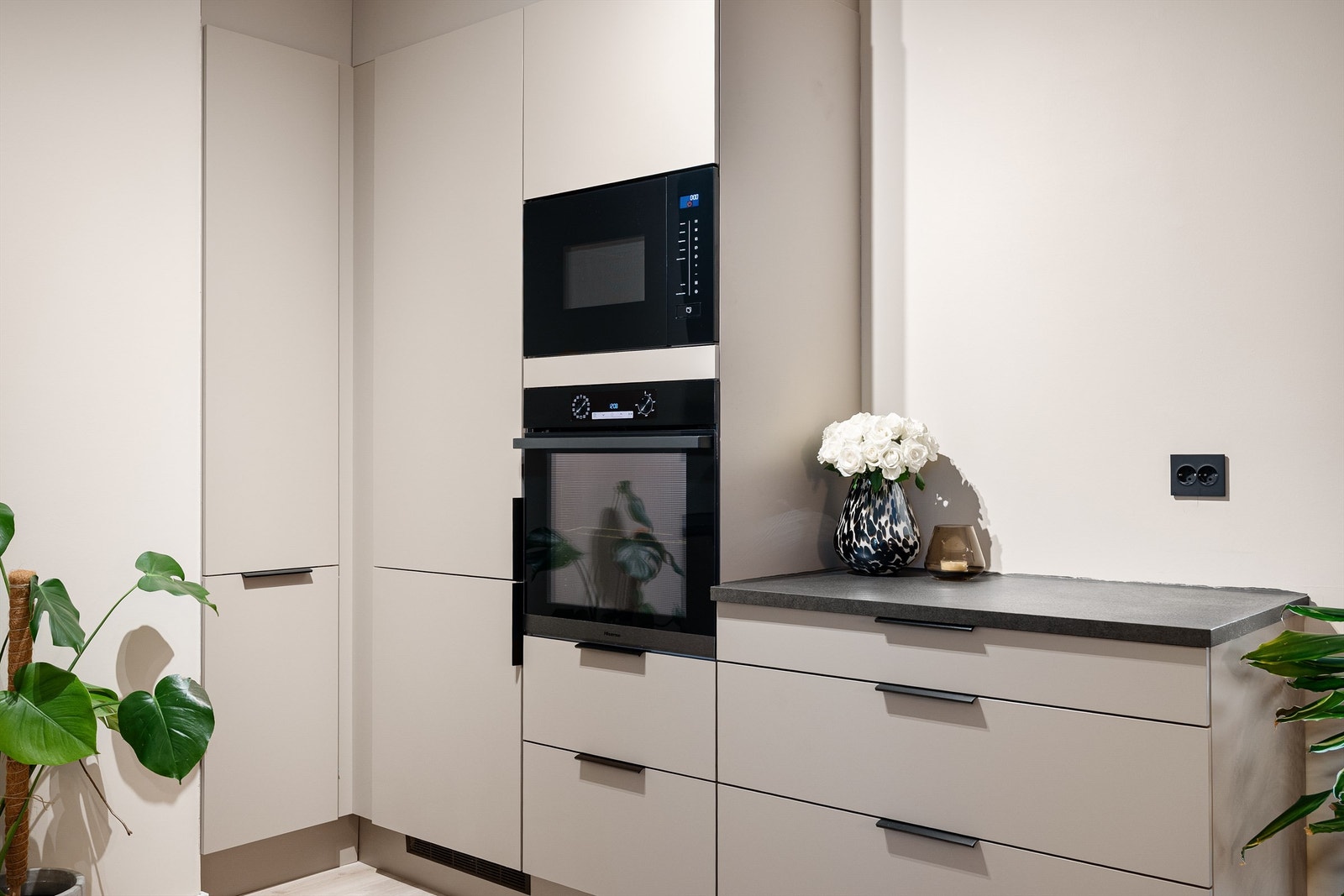 Kjøkkenet fremstår innbydende og kan skilte med flere smarte løsninger som høyskap med uttrekk, brede skuffer og hjørneskap med "karusell". Galleribilde