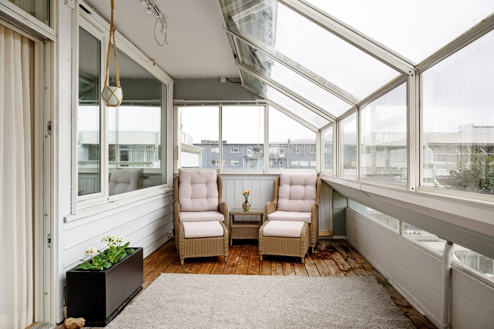 Leiligheten har en stor innglasset sørvendt balkong med gode solforhold. Galleribilde