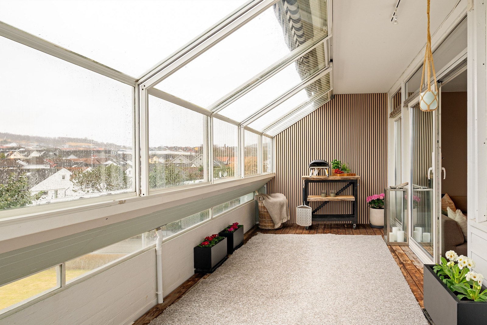 Balkongens størrelse gjør at man både har plass til utemøbler samt grill/pizzaovn. Det er også installert elektriske markiser som kan skygge for sol ved behov. Galleribilde