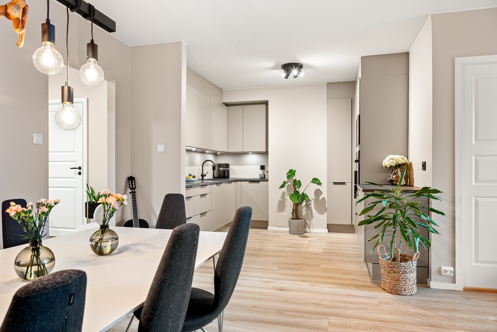 Leiligheten har delvis åpen stue/kjøkkenløsning. Galleribilde