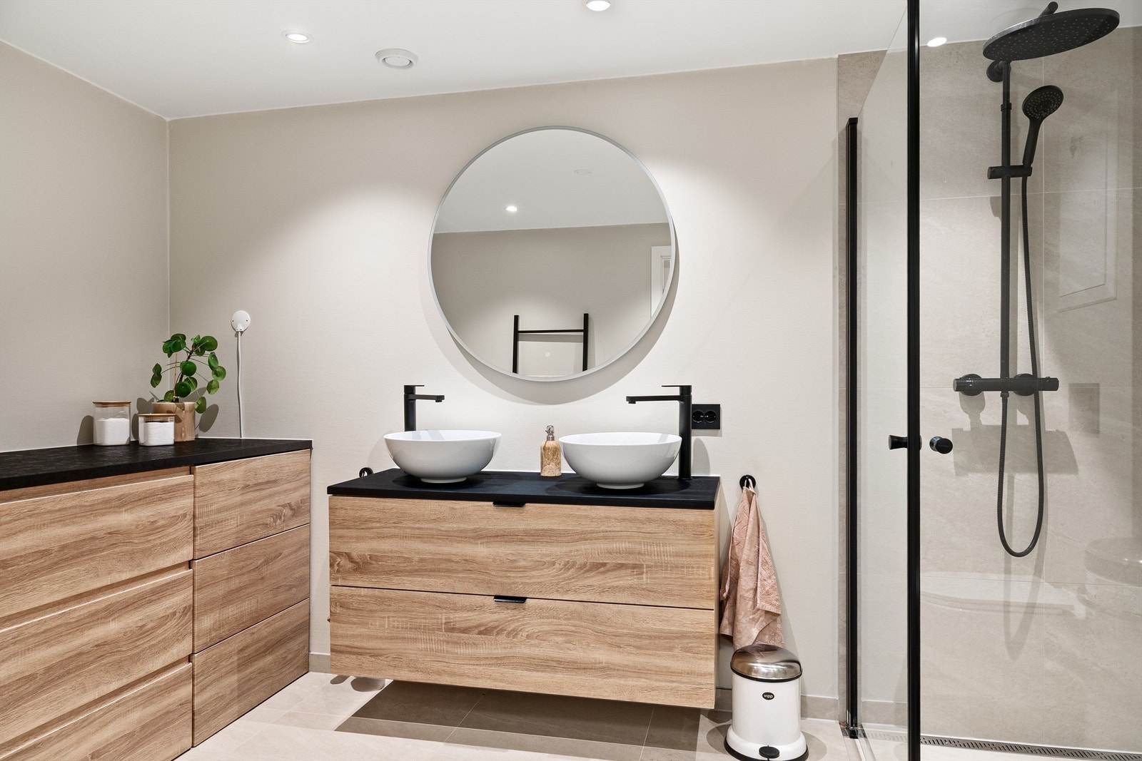 Moderne baderom fra Vikingbad ble også oppusset i 2022. Badet fremstår lekkert og romslig med gode løsninger for oppbevaring. Galleribilde