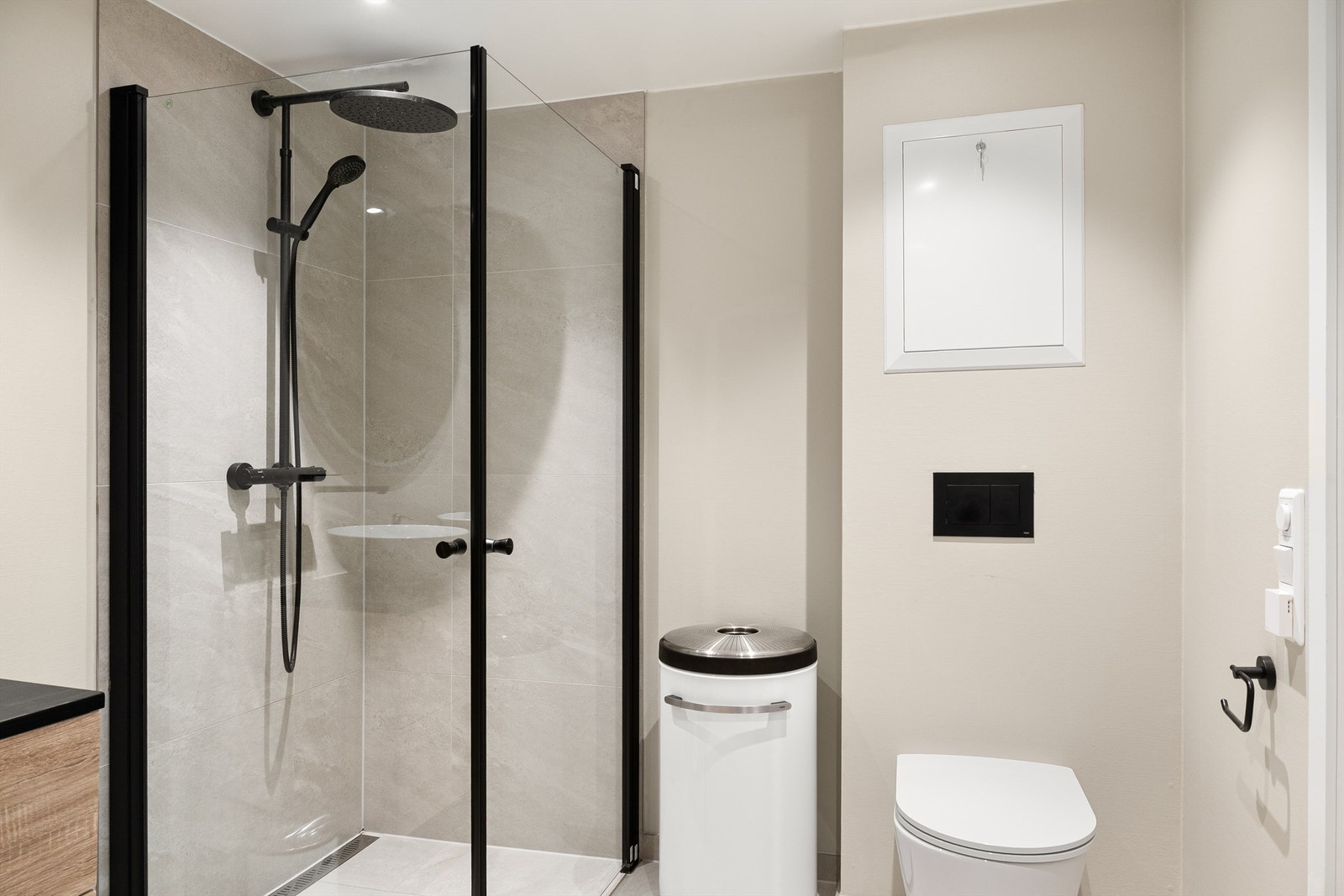 Moderne baderom med dusjhjørne og vegghengt wc. Det ble også etablert nytt vannskap og rør-i-rør system i forbindelse med oppussing av badet. Galleribilde