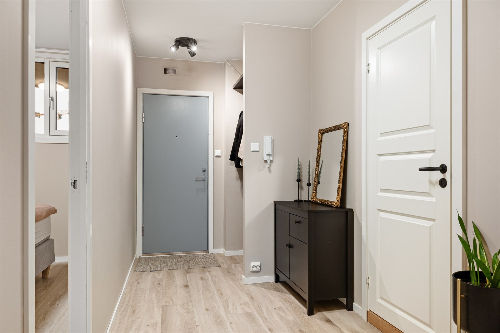 Leiligheten har en romslig gang med plass ti å henge fra seg yttertøy. Galleribilde