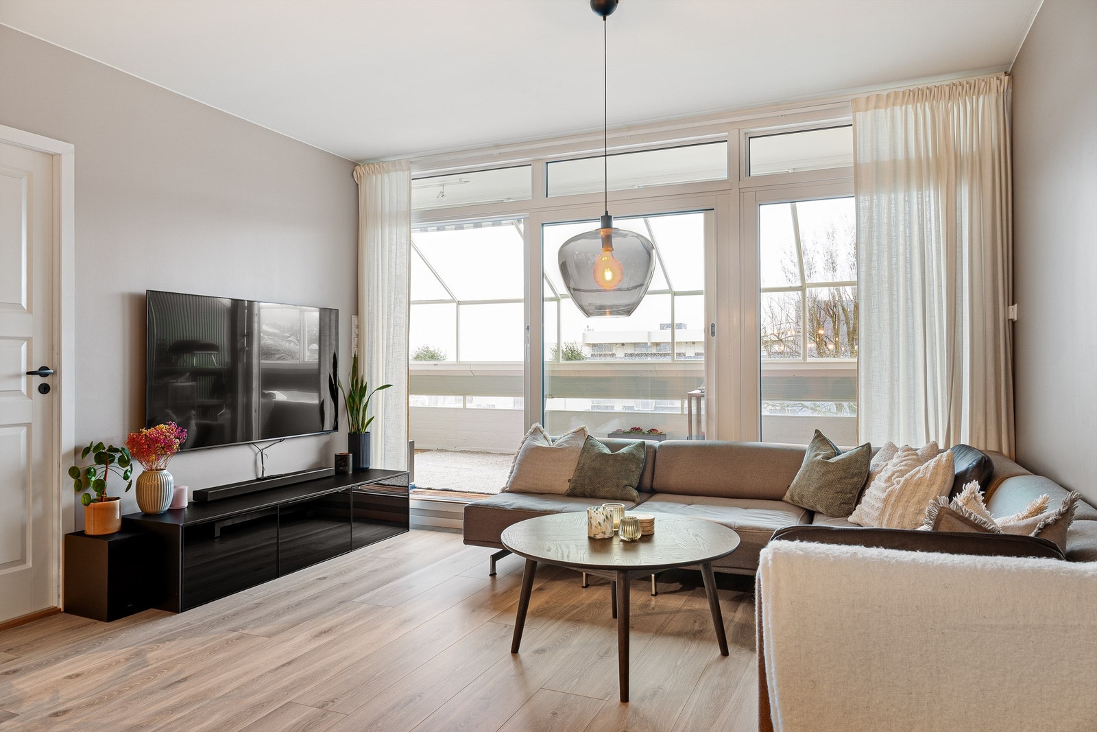 Stuen fremstår lys med gode vindusflater hvor man også har direkte adkomst ut til balkong. Galleribilde