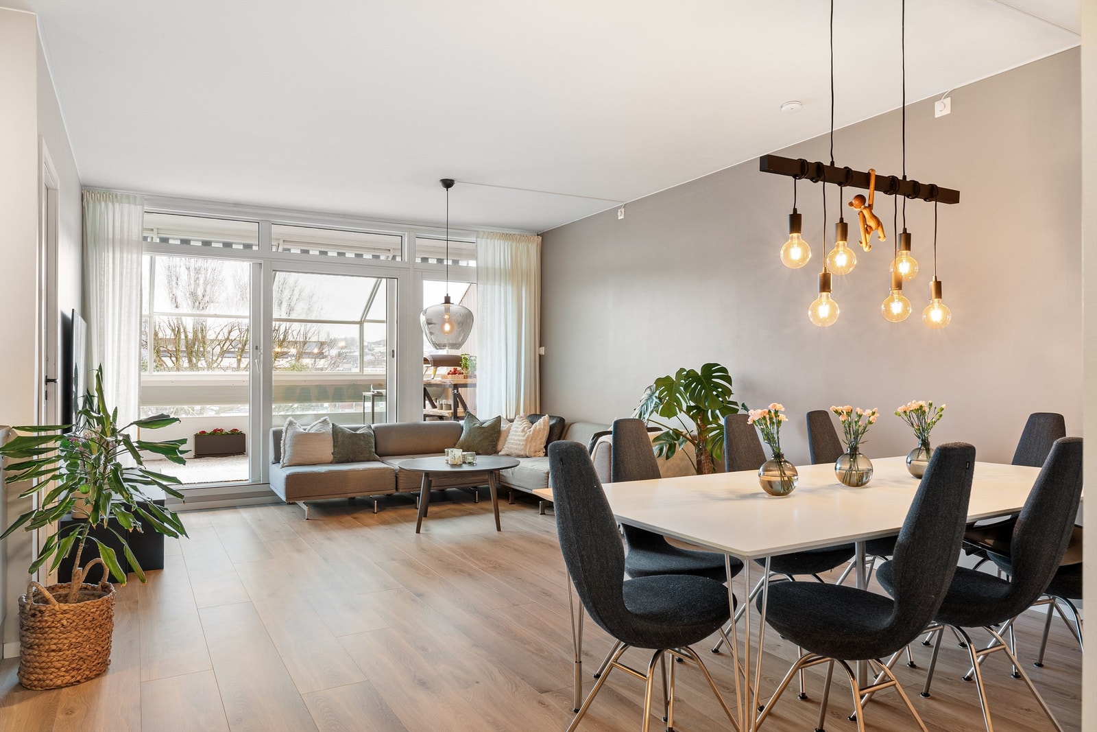 Stuens form og størrelse gjør den enkel å møblere hvor en har god plass til både sitte- og spisegruppe. Galleribilde