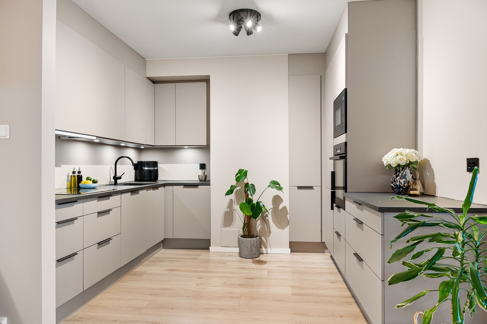 Kjøkken fra kvalitetsleverandøren HTH ble installert i 2022. Galleribilde