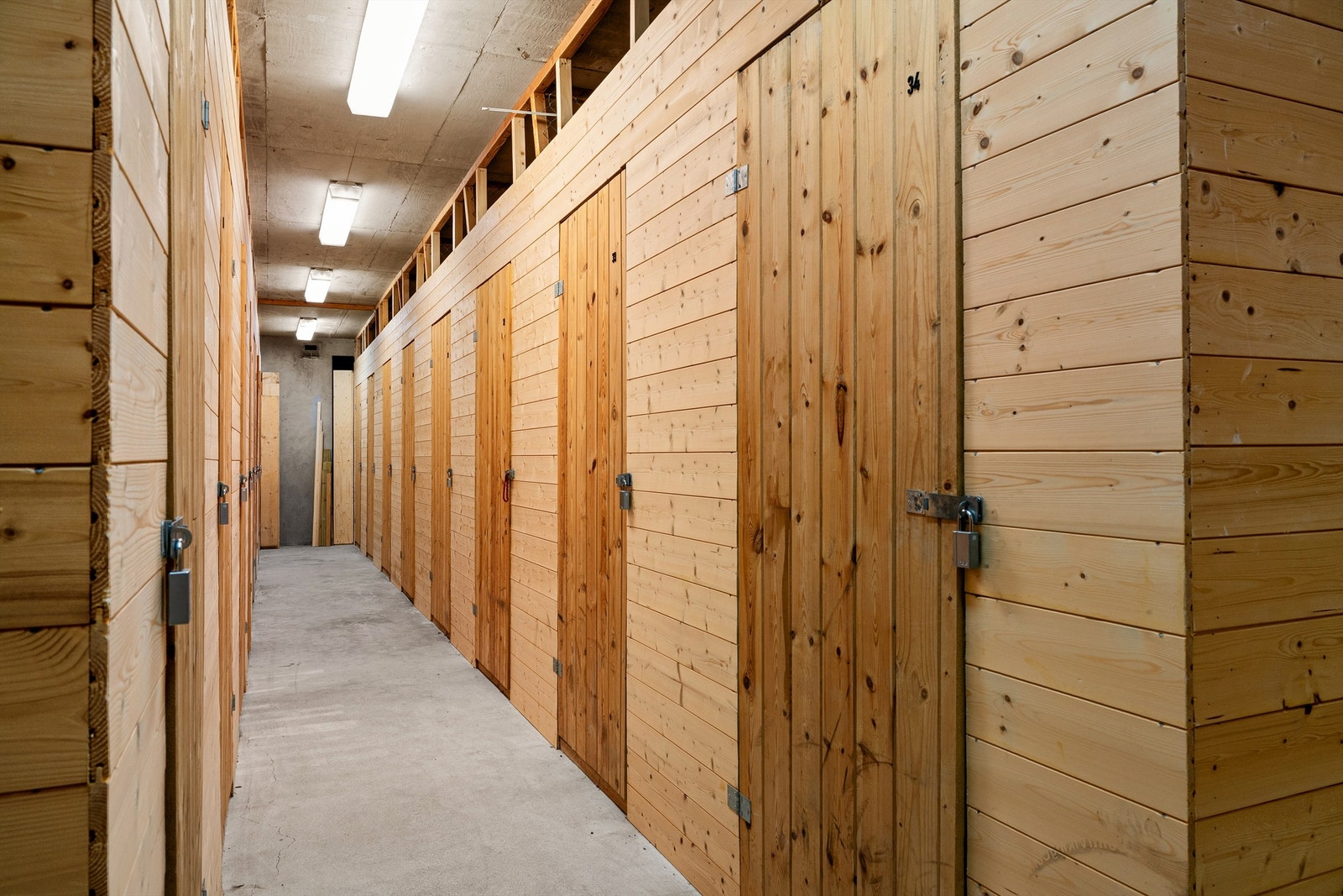 Boligen disponerer 3 boder på henholdsvis 4m2 , 2m2 og 2m2 i felles kjeller. Galleribilde