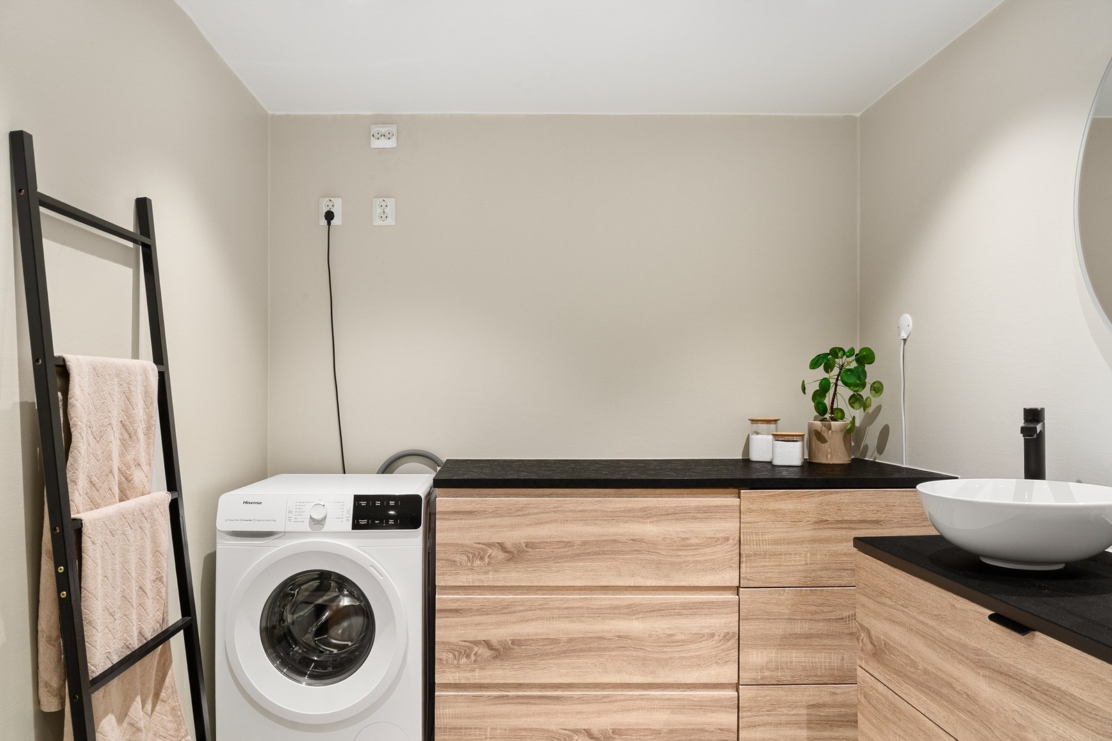 På baderom har man også plass til vaskemaskin/tørketrommel. Galleribilde