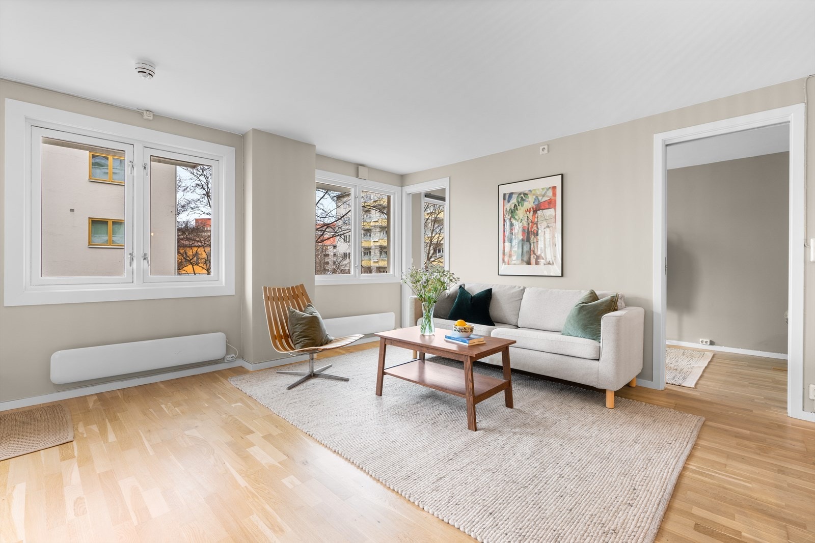 Stuen er lys og luftig med store vindusflater som sørger for rikelig med innslipp av naturlig lys. Galleribilde