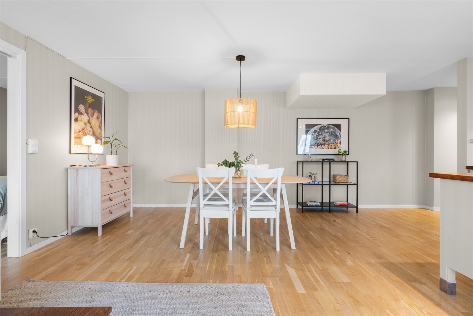 Rommet har god plass til et større spisebord, som legger til rette for hyggelige måltider og sosiale sammenkomster. Galleribilde