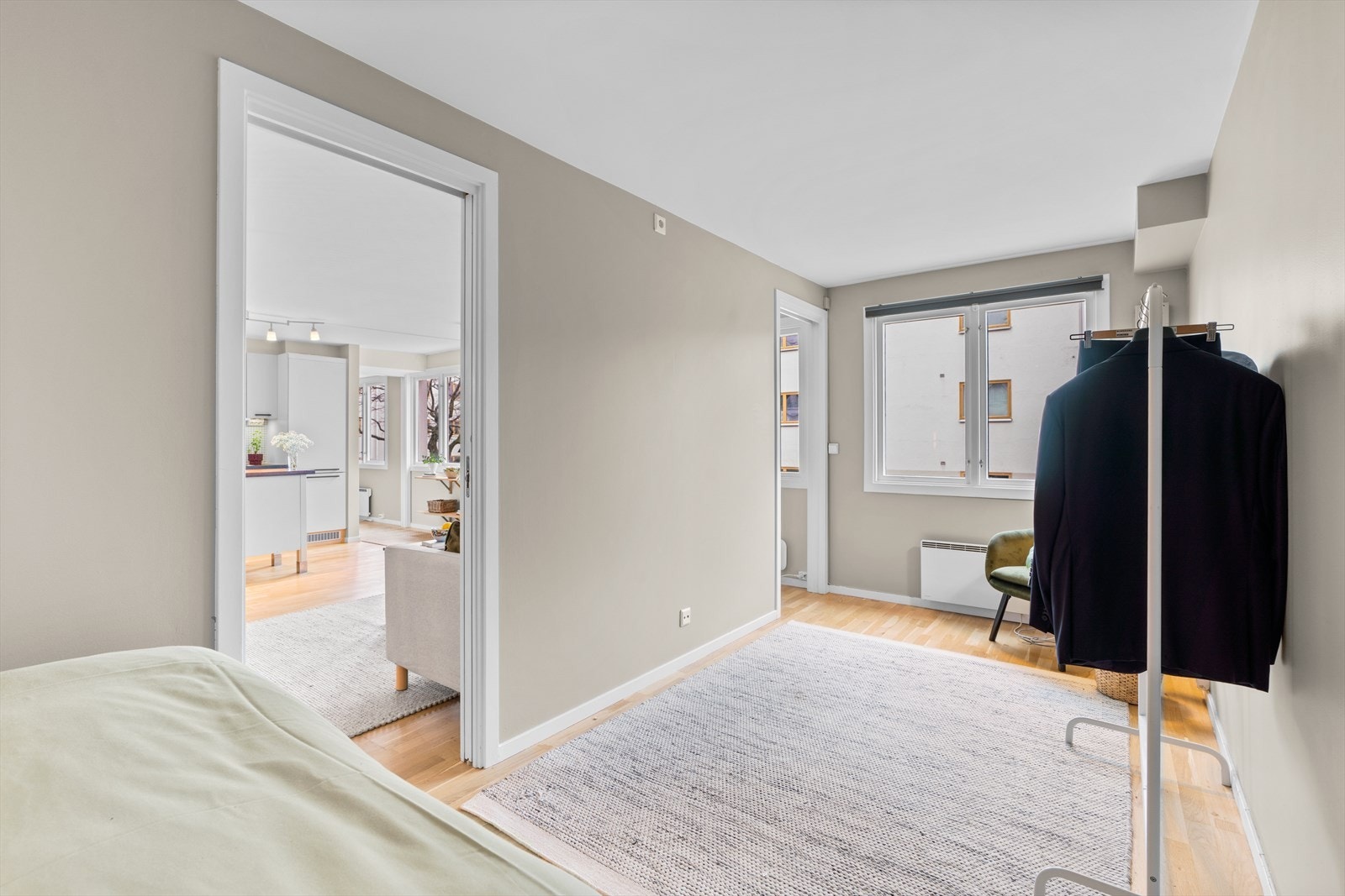 De lune fargevalgene på veggene, sammen med store vindusflater, skaper en lys og behagelig atmosfære. Galleribilde