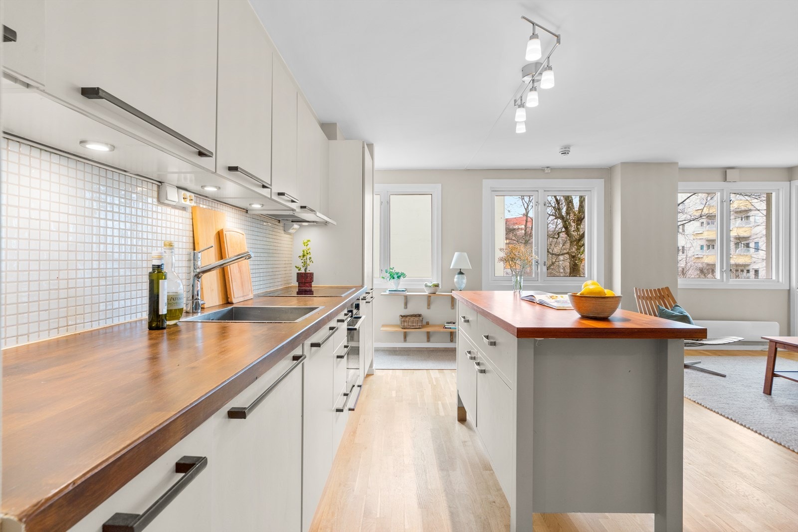 Løsningen skaper en fin flyt i rommet og legger til rette for et sosialt samlingspunkt i boligen. Galleribilde