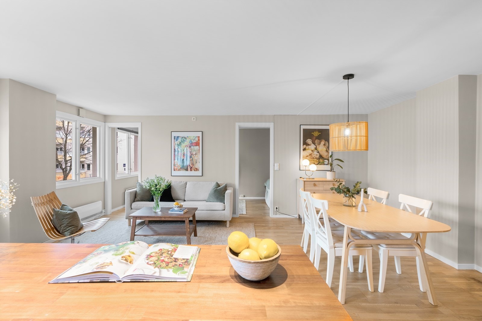 Gulvet er belagt med flott 3-stavs parkett som nylig er slipt, og overflatene er nymalte i delikate og moderne fargetoner, noe som gir rommet et lyst og innbydende preg. Galleribilde