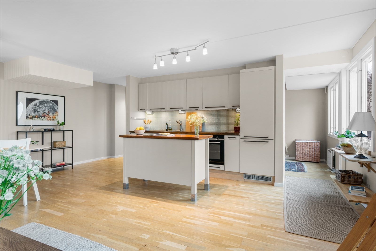 Kjøkkenet ligger i en naturlig forlengelse av stuen og er praktisk utformet med en kjøkkenøy som gir både ekstra arbeidsflate og oppbevaring. Galleribilde