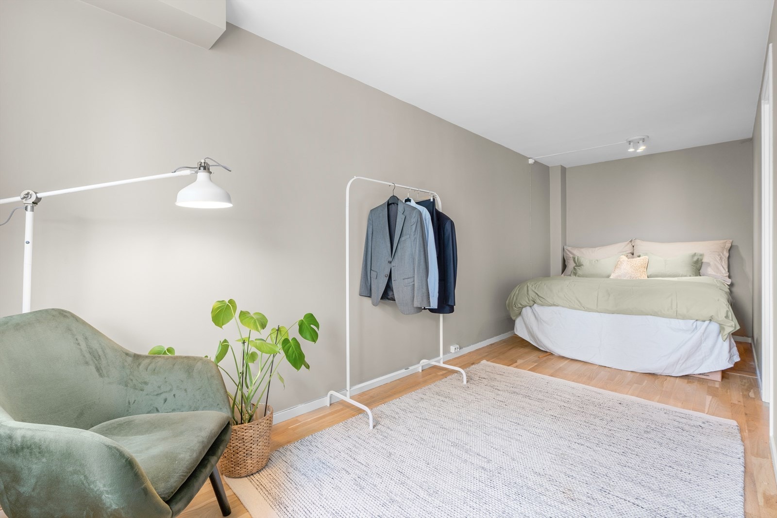 Hovedsoverommet er romslig, med plass til dobbeltseng, nattbord og tilhørende møbler. Galleribilde