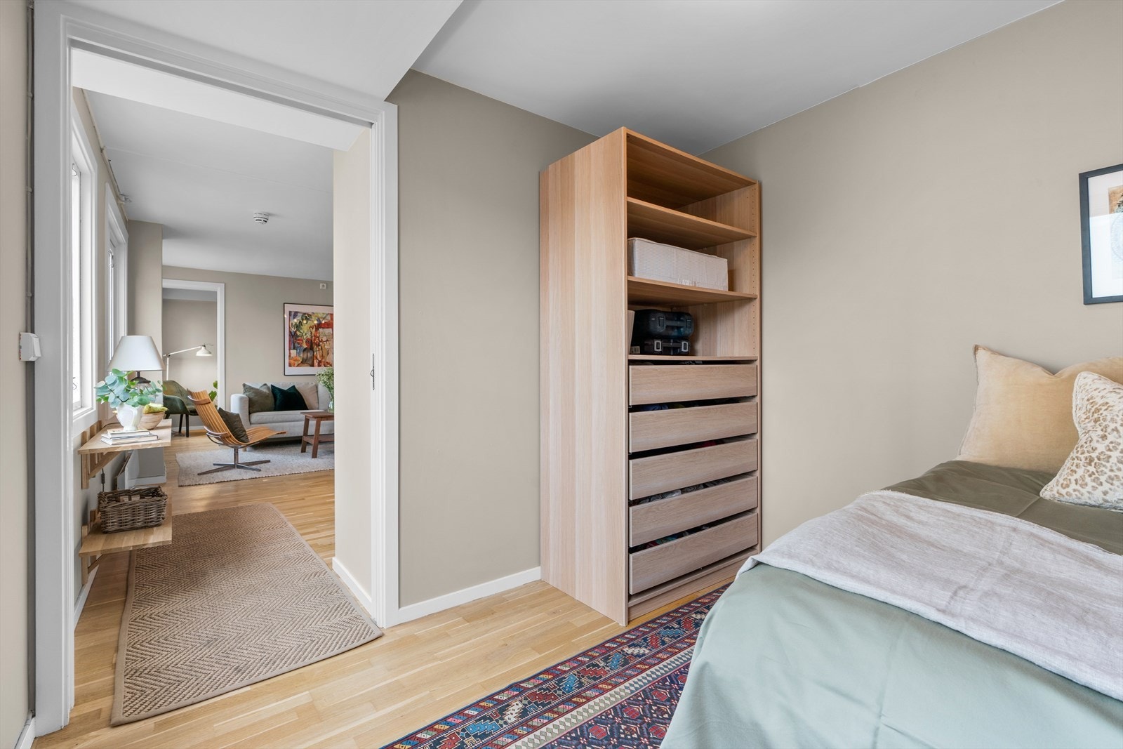 Rommet har plass til garderobeløsning som gir gode oppbevaringsmuligheter. Galleribilde