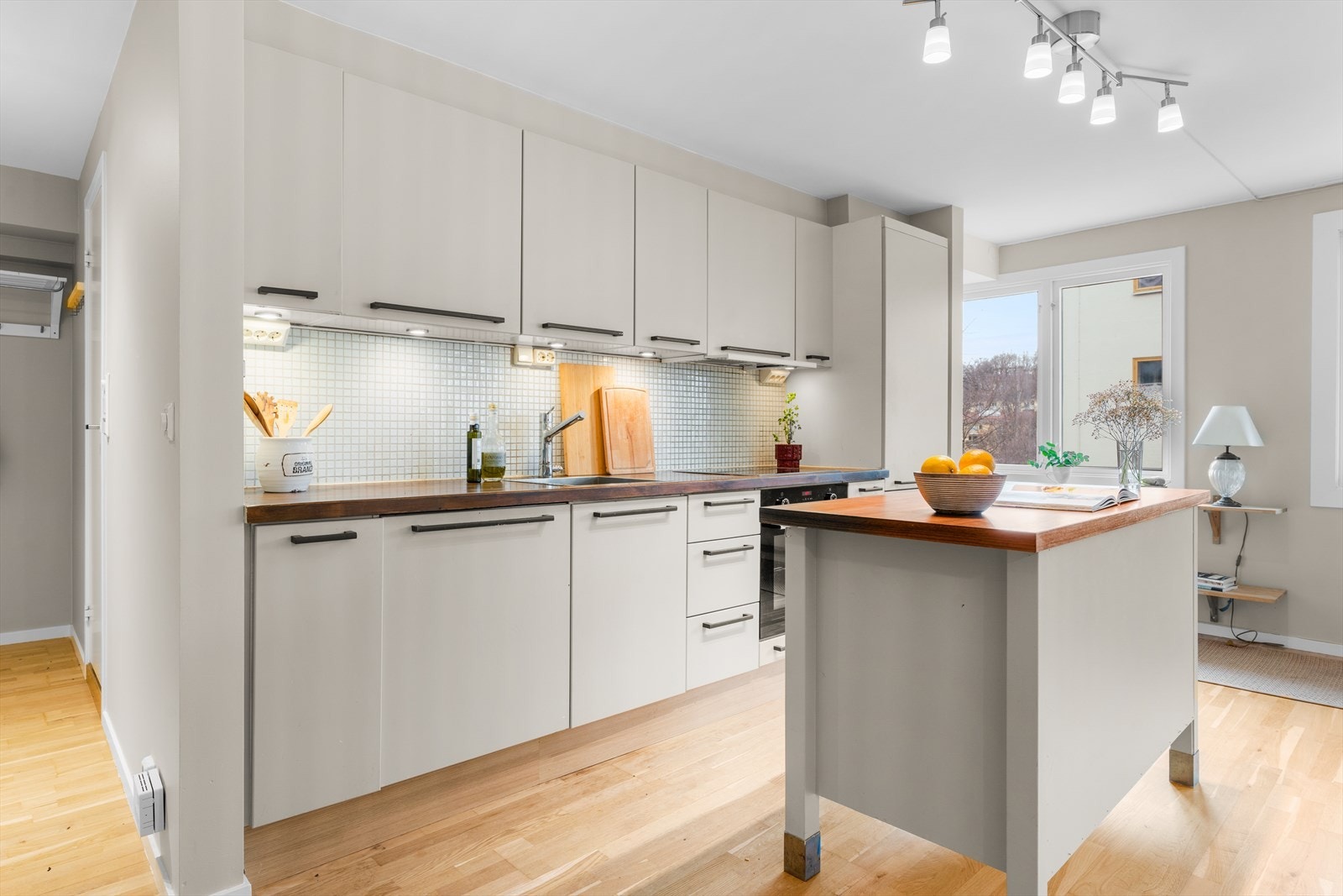 Innredningen har glatte fronter og en heltre benkeplate med nedfelt vask som gir et tidløst uttrykk. Galleribilde