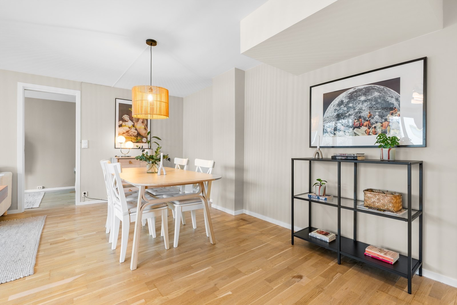 Stuen har adkomst til leilighetens to soverom, som er praktisk plassert i hver sin ende av rommet. Galleribilde