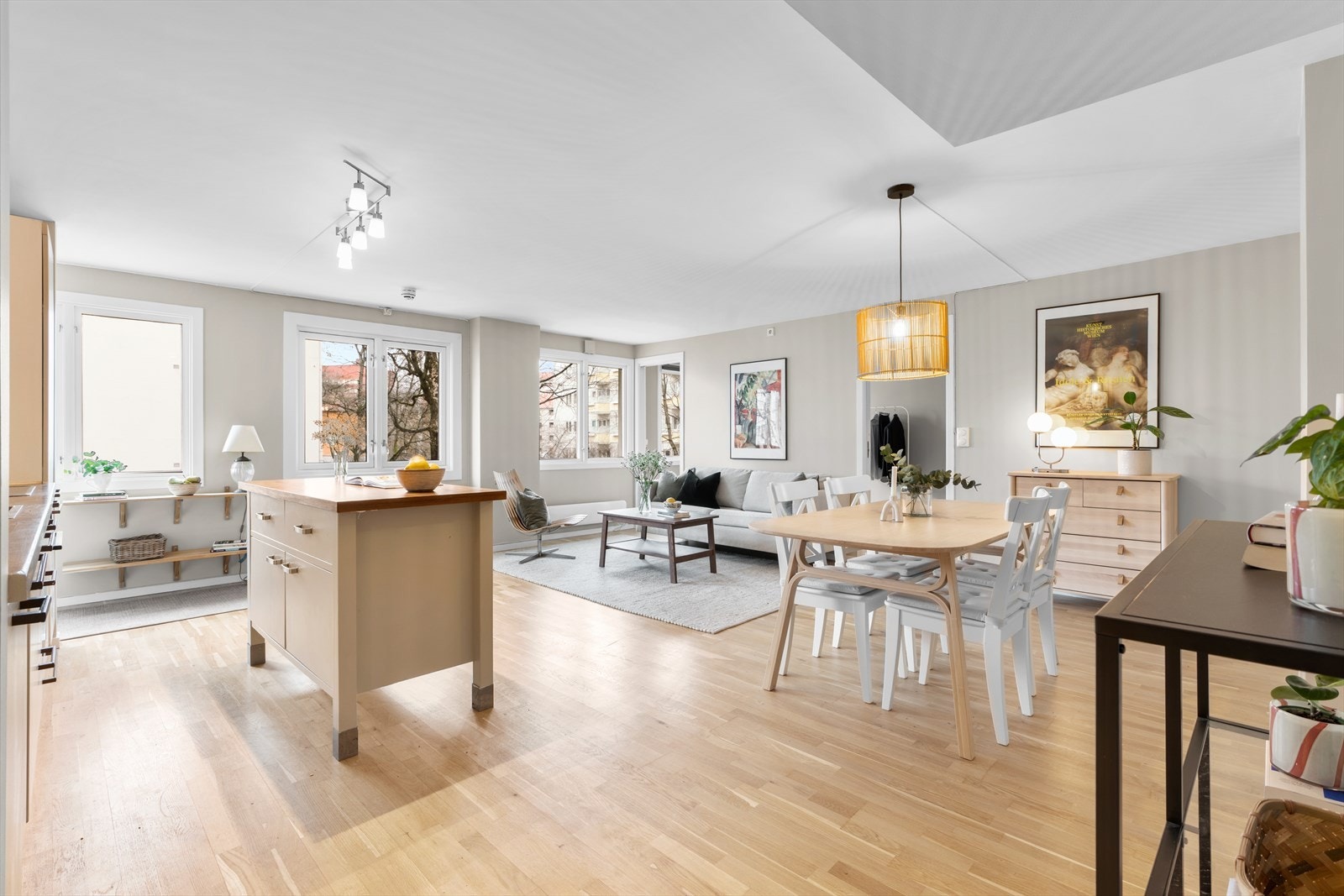 Velkommen til Vøyensvingen 17! Dette er en innbydende 3-roms leilighet i byggets 2. etasje med attraktiv og ettertraktet beliggenhet. Eiendommen ligger idyllisk til med Iladalen som nærmeste nabo, og byr på grønne og rolige omgivelser. Galleribilde